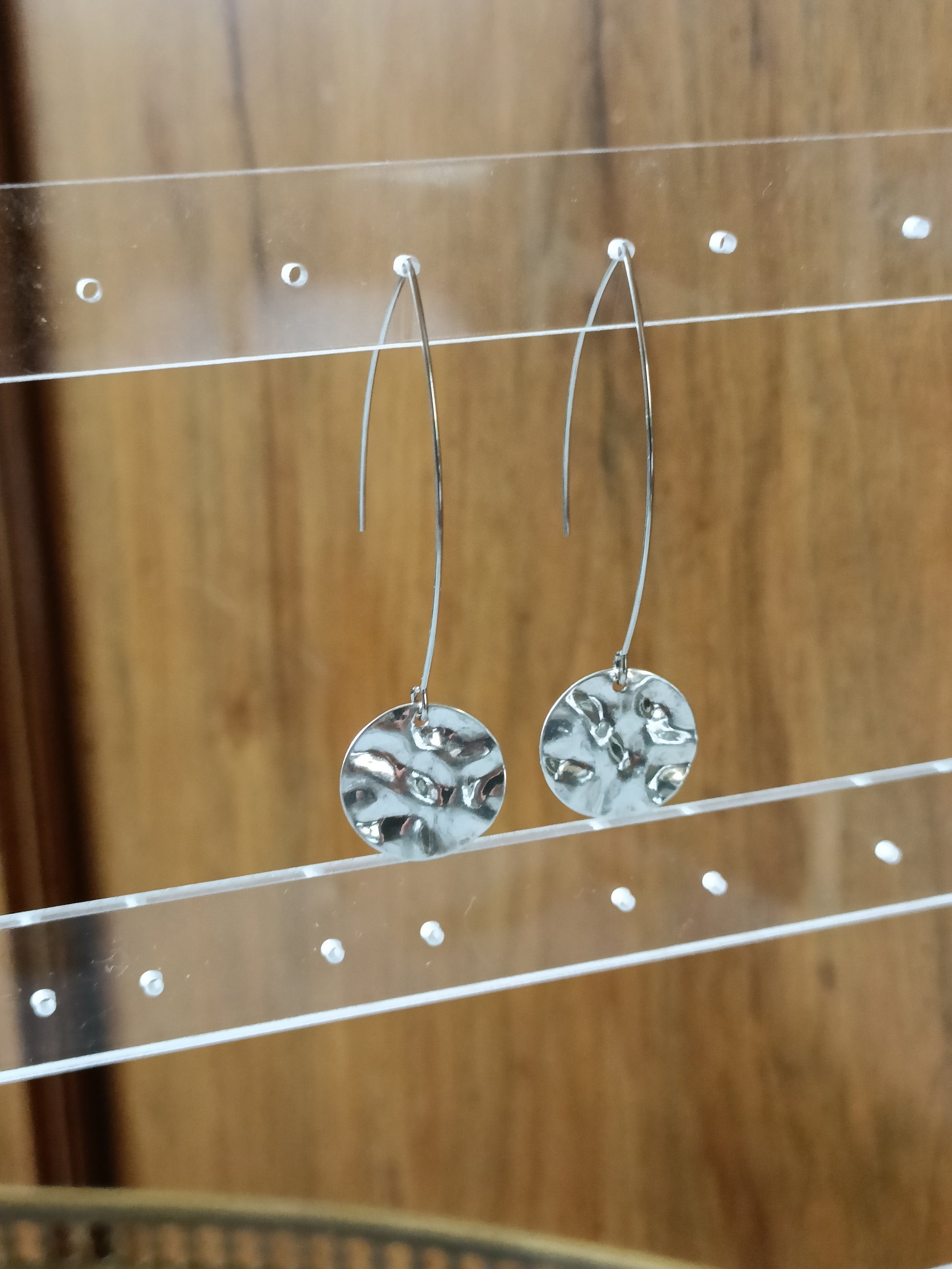 Cristel, les boucles d'oreilles argentées allongées et médailles martelées en acier inoxydable