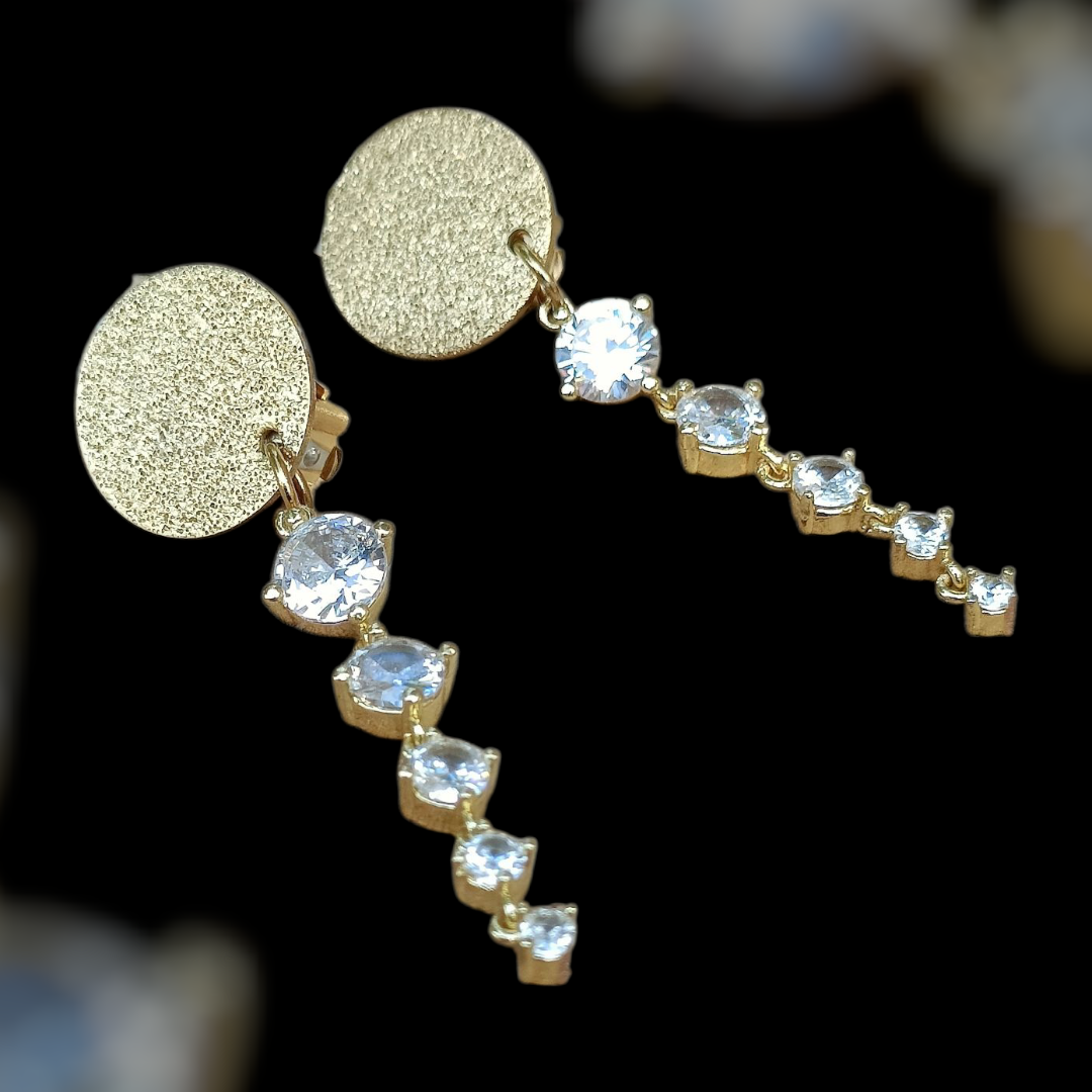 Cyriane, les boucles d'oreilles clips dorées et zircons cubiques