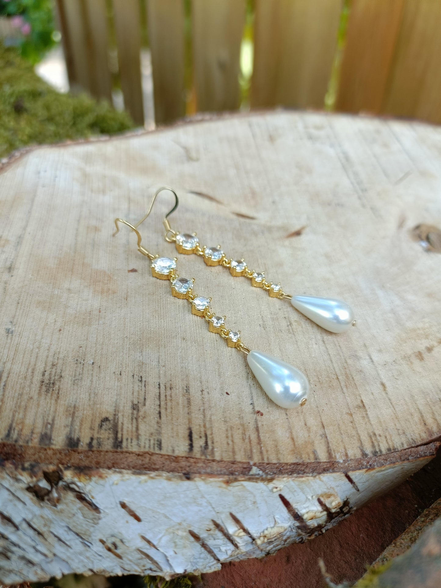 Cyriane, les boucles d'oreilles pendantes 18K, zircons cubiques et perles gouttes