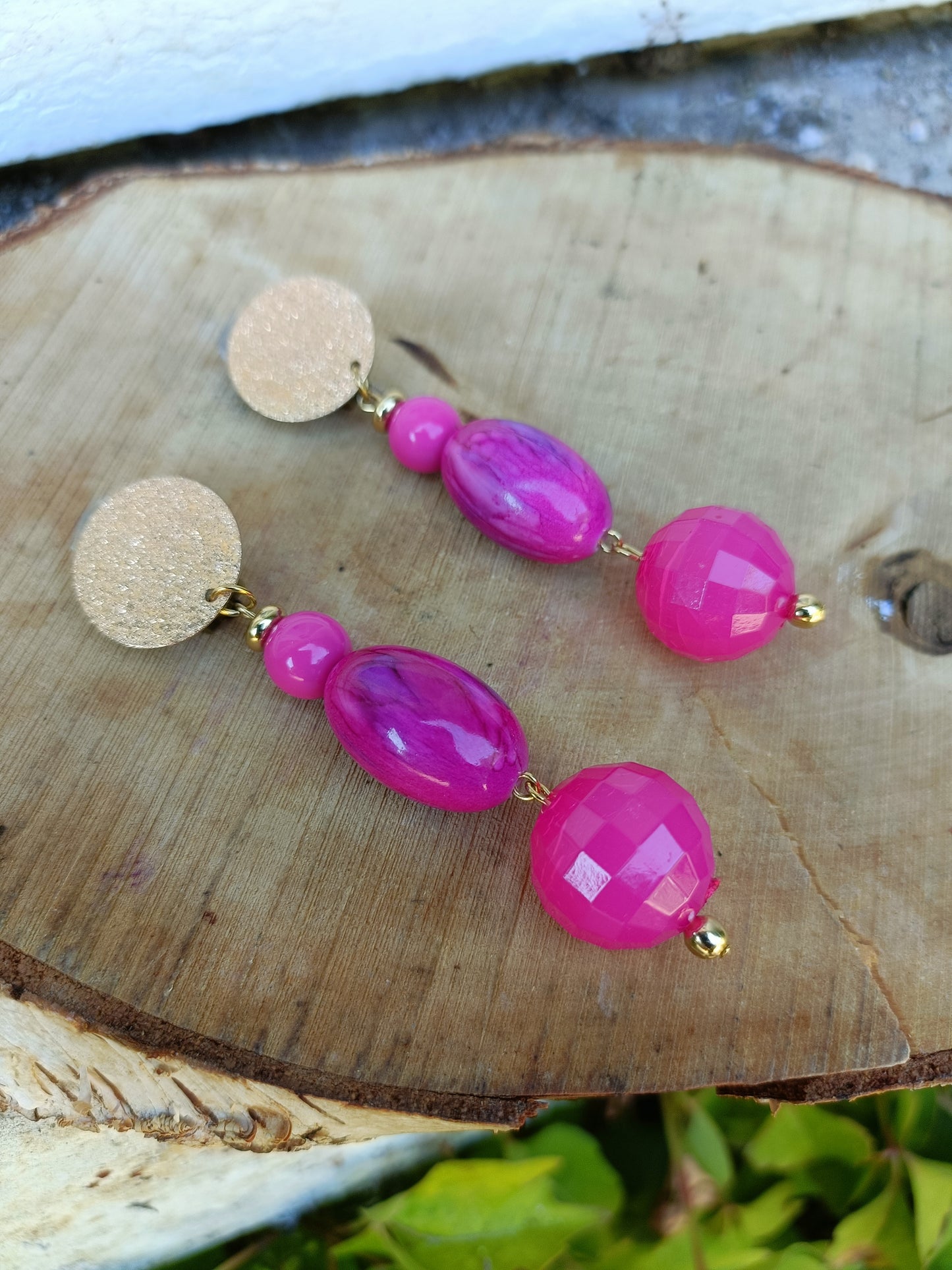 Emma, les grandes boucles d'oreilles clips dorés et perles fushia en acrylique