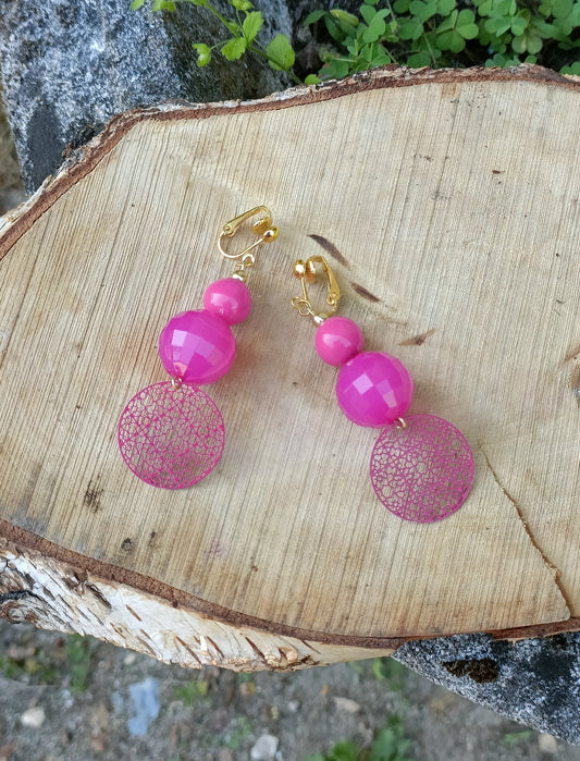 Emma, les boucles d'oreilles fushia, perles en acrylique et estampes ajourées, en percées ou clips