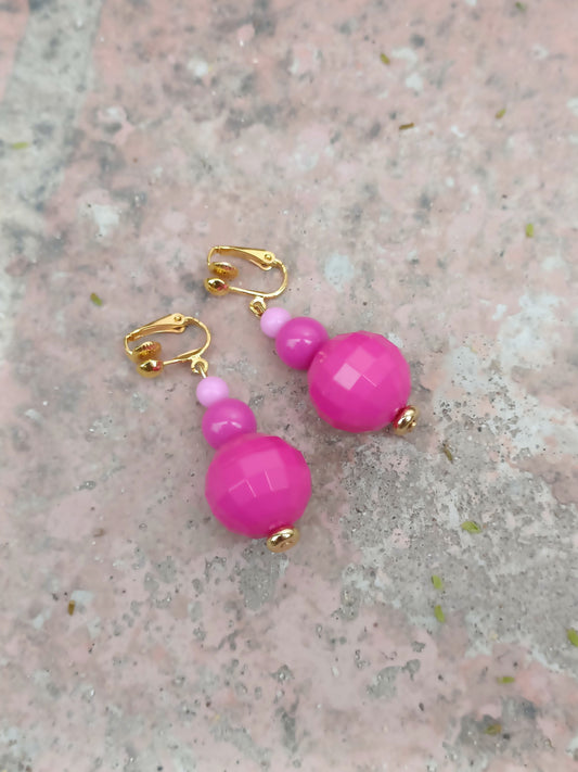 Emma, les boucles d'oreilles perles en acrylique fushia et rose pâle en percées ou clips