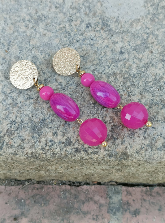 Emma, les grandes boucles d'oreilles clips dorés et perles fushia en acrylique