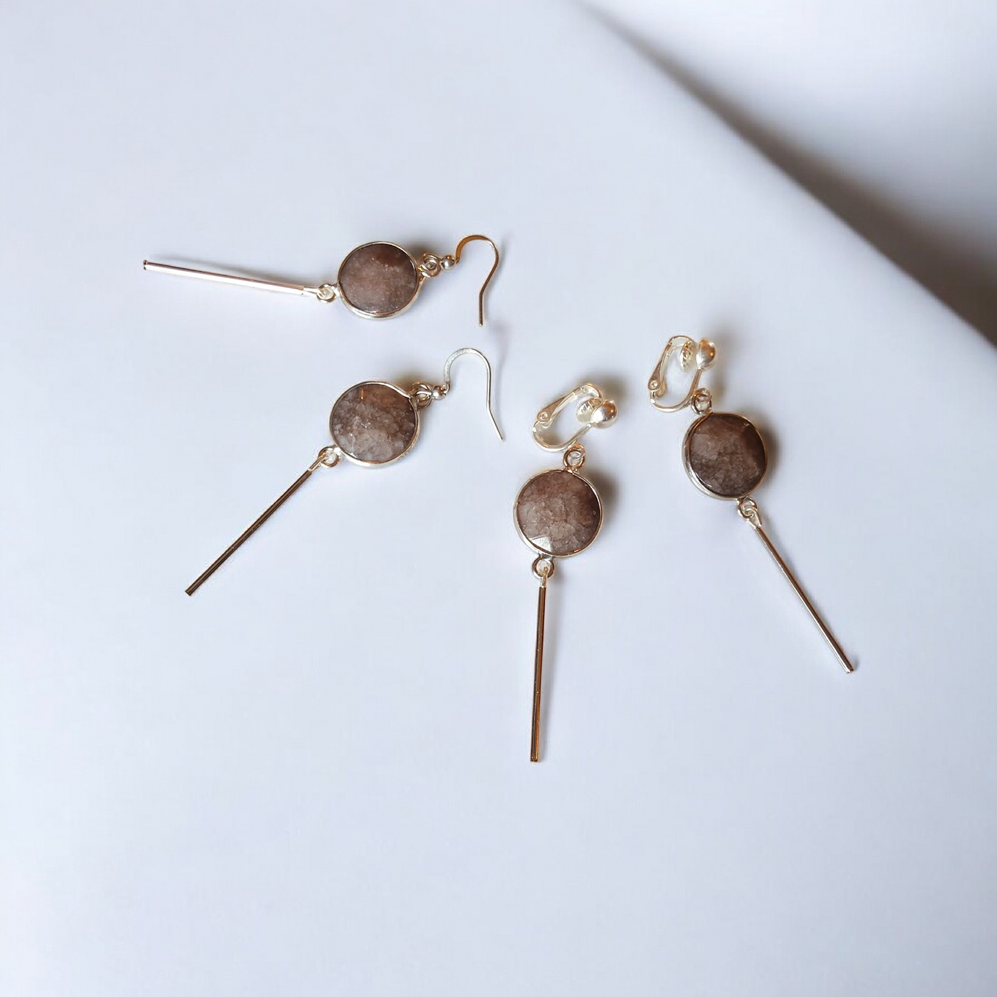 Era, les boucles d'oreilles grises argentées baguettes