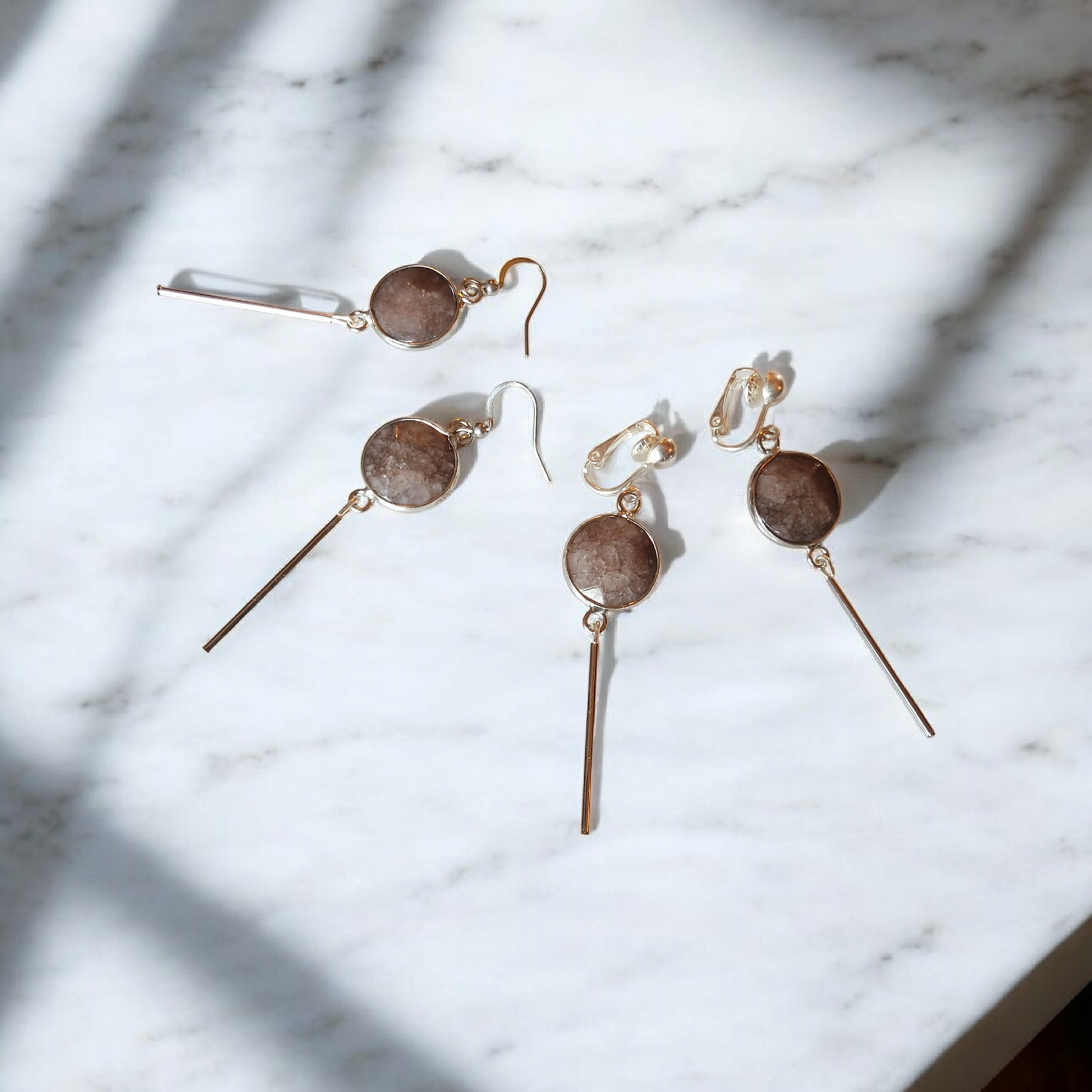 Boucles d'oreilles Era grises imitation pierres naturelles, crochets ou clips, et baguettes fines argentées