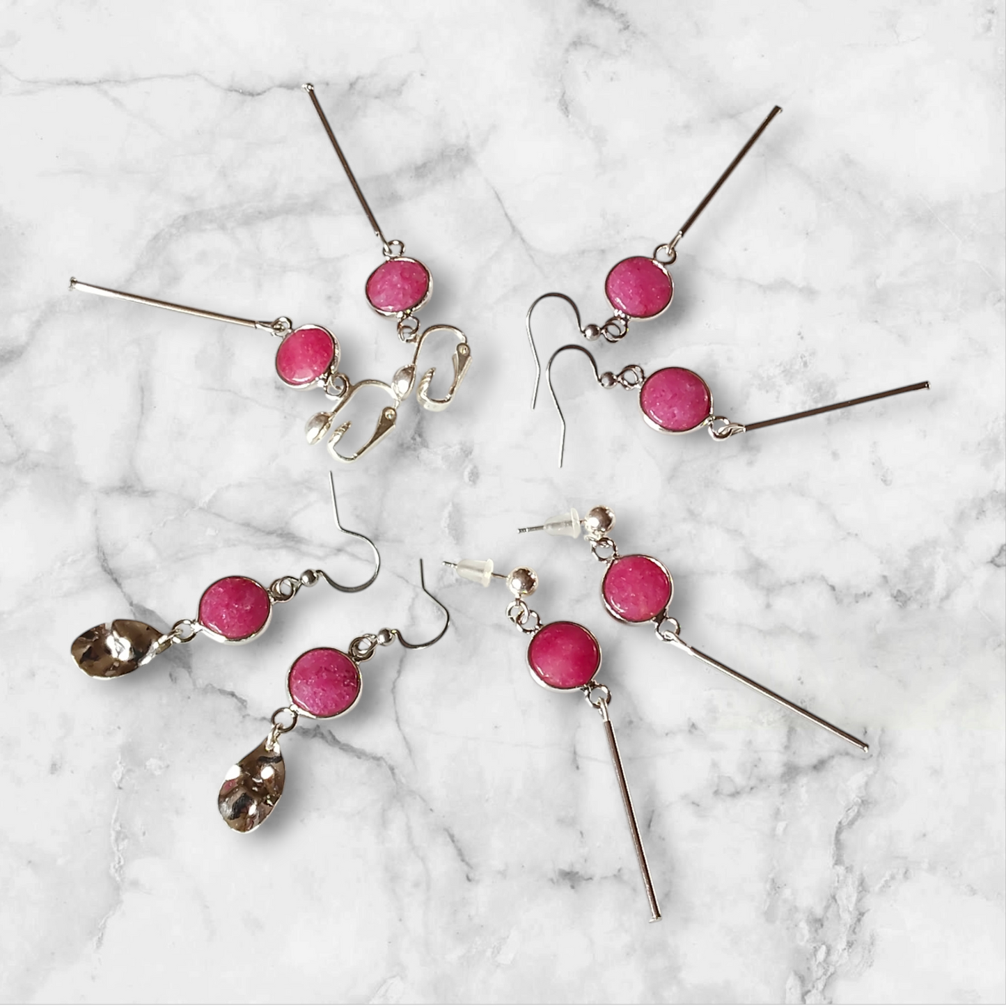Boucles d'oreilles pendantes argentées rose vif, imitation pierres naturelles, crochets ou clips, avec baguettes fines ou feuilles foissées argentées