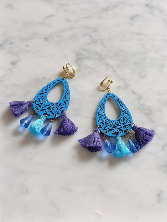 Grandes boucles d'oreilles bleu vif en clips ou crochets, estampes en bois, pompons violets et turquoises, perles gouttes bleu facettées