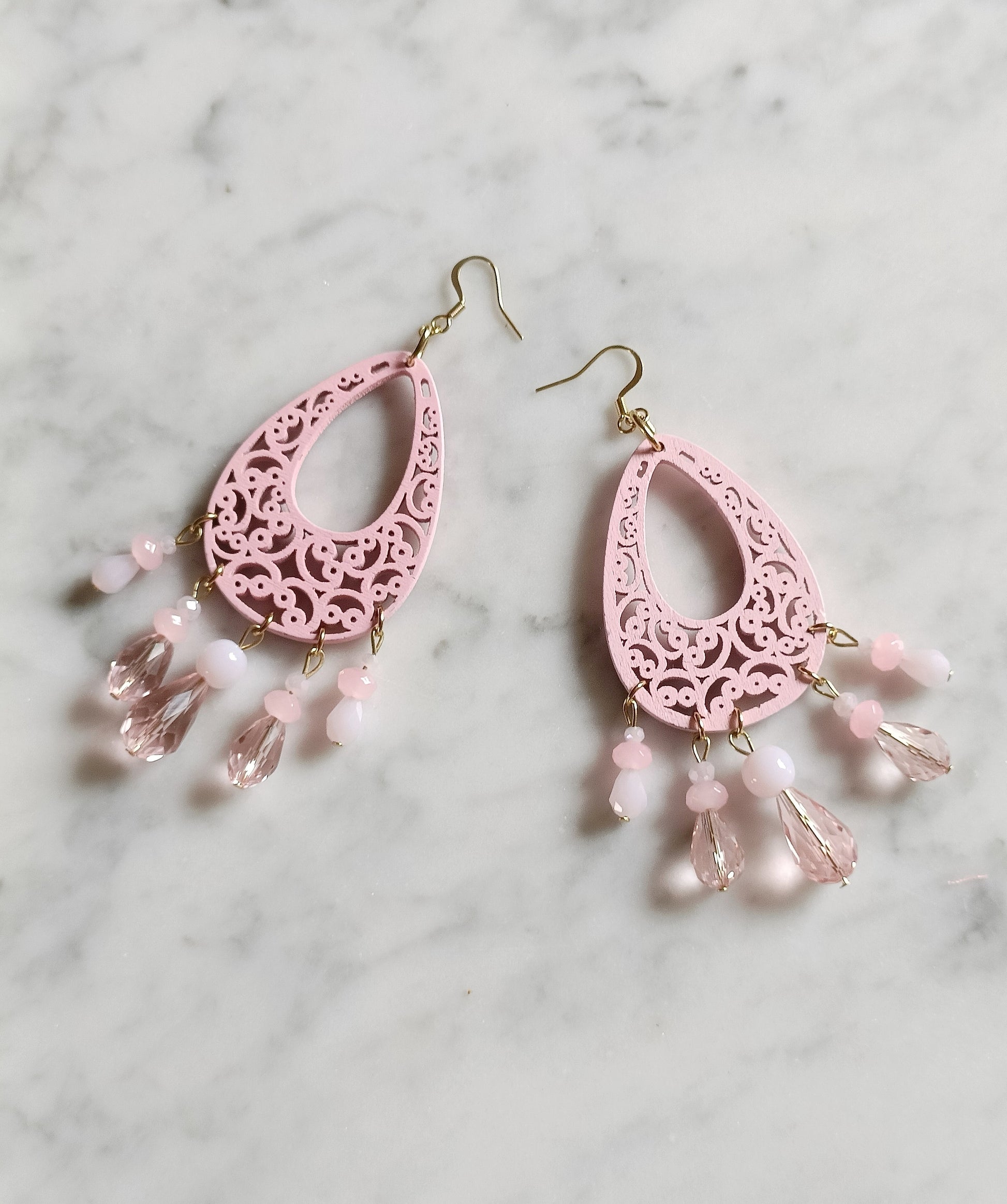 Grandes Boucles d'oreilles Esméralda en bois et perles cristal rose pâle, avec crochets ou clips