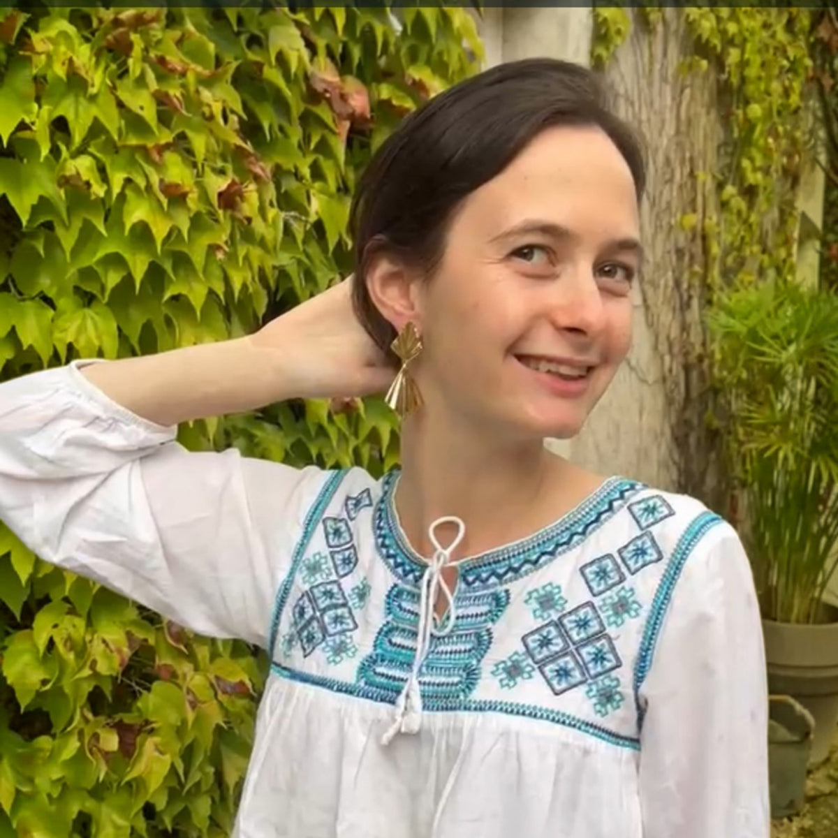 Fabiola, les boucles d'oreilles puces géométriques entièrement dorées à l'or fin