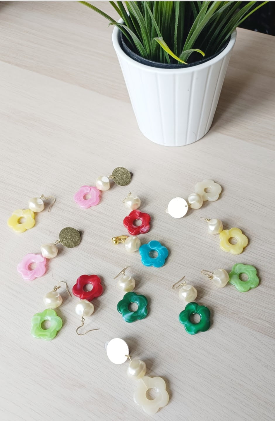 Boucles d'oreilles dorées percées ou clips et fleurs colorées en acrylique 