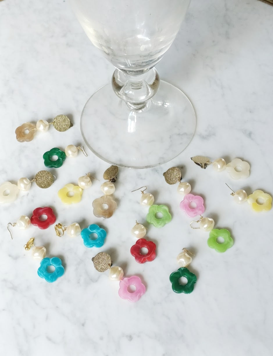 Boucles d'oreilles dorées percées ou clips et fleurs colorées en acrylique