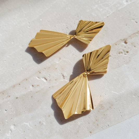 Fabiola, les boucles d'oreilles puces géométriques et événtails entièrement dorées à l'or fin
