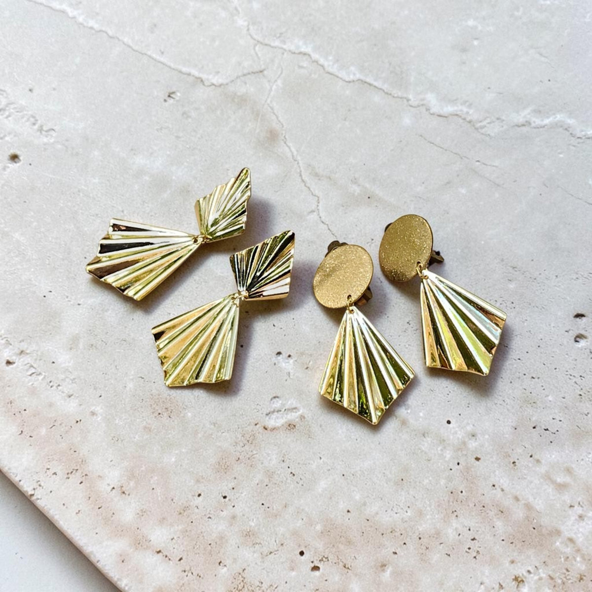 Fabiola, les boucles d'oreilles puces ou clips éventails géomatriques dorées à l'or fin