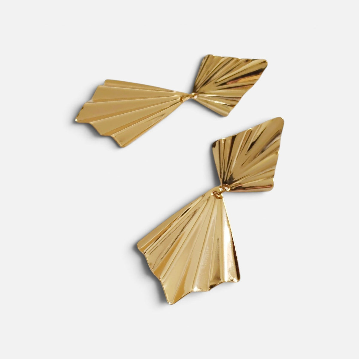 Fabiola , les boucles d'oreilles puces géométriques et orme éventail entièrement dorées à l'or fin