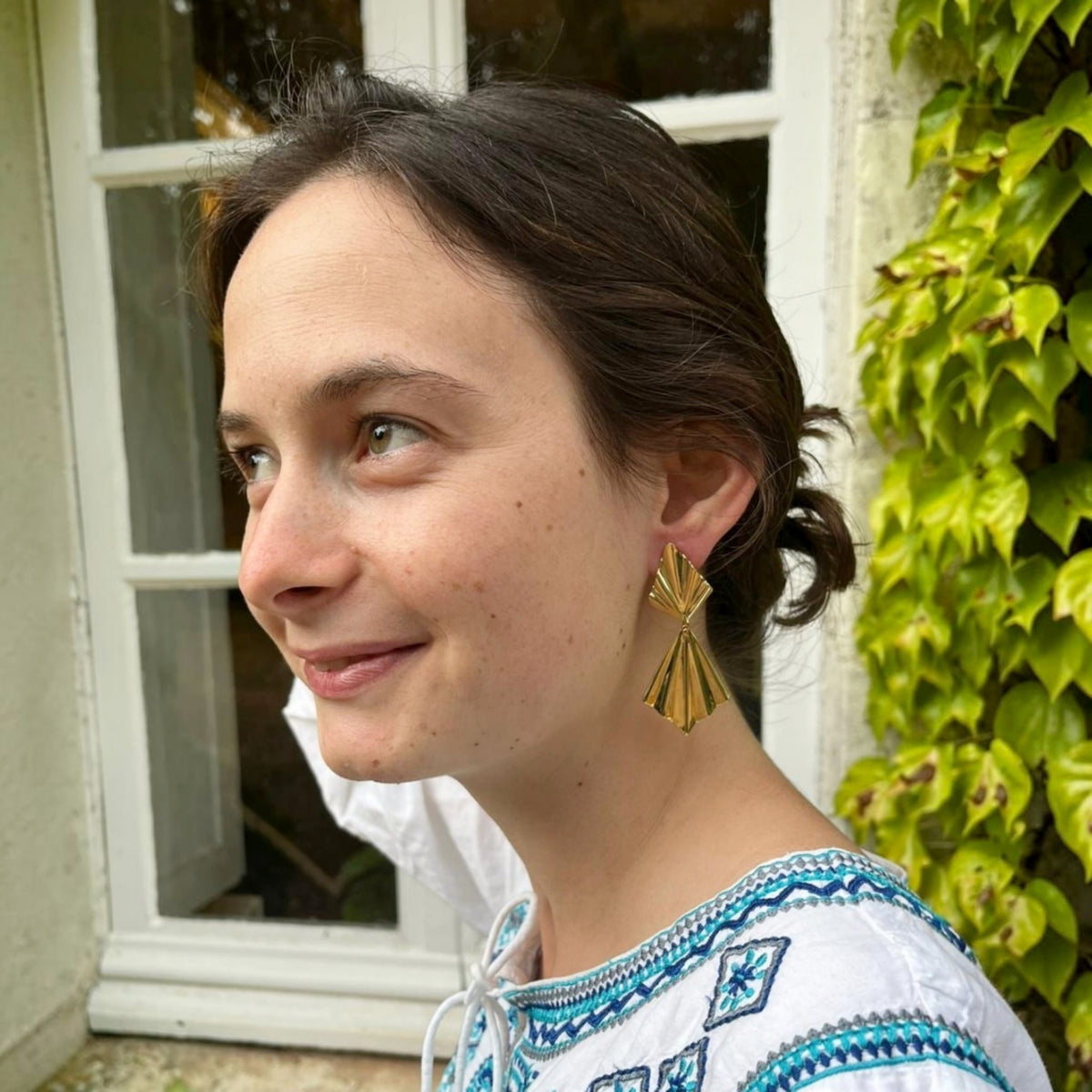 Fabiola, les boucles d'oreilles puces géométriques et forme éventail entièrement dorées à l'or fin