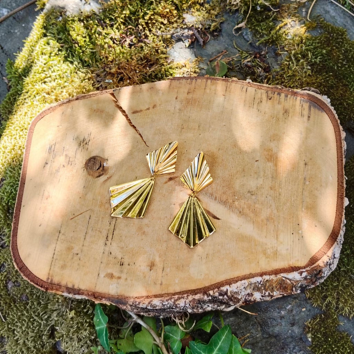 Fabiola , les boucles d'oreilles puces géométriques  et forme ventail entièrement dorées à l'or fin