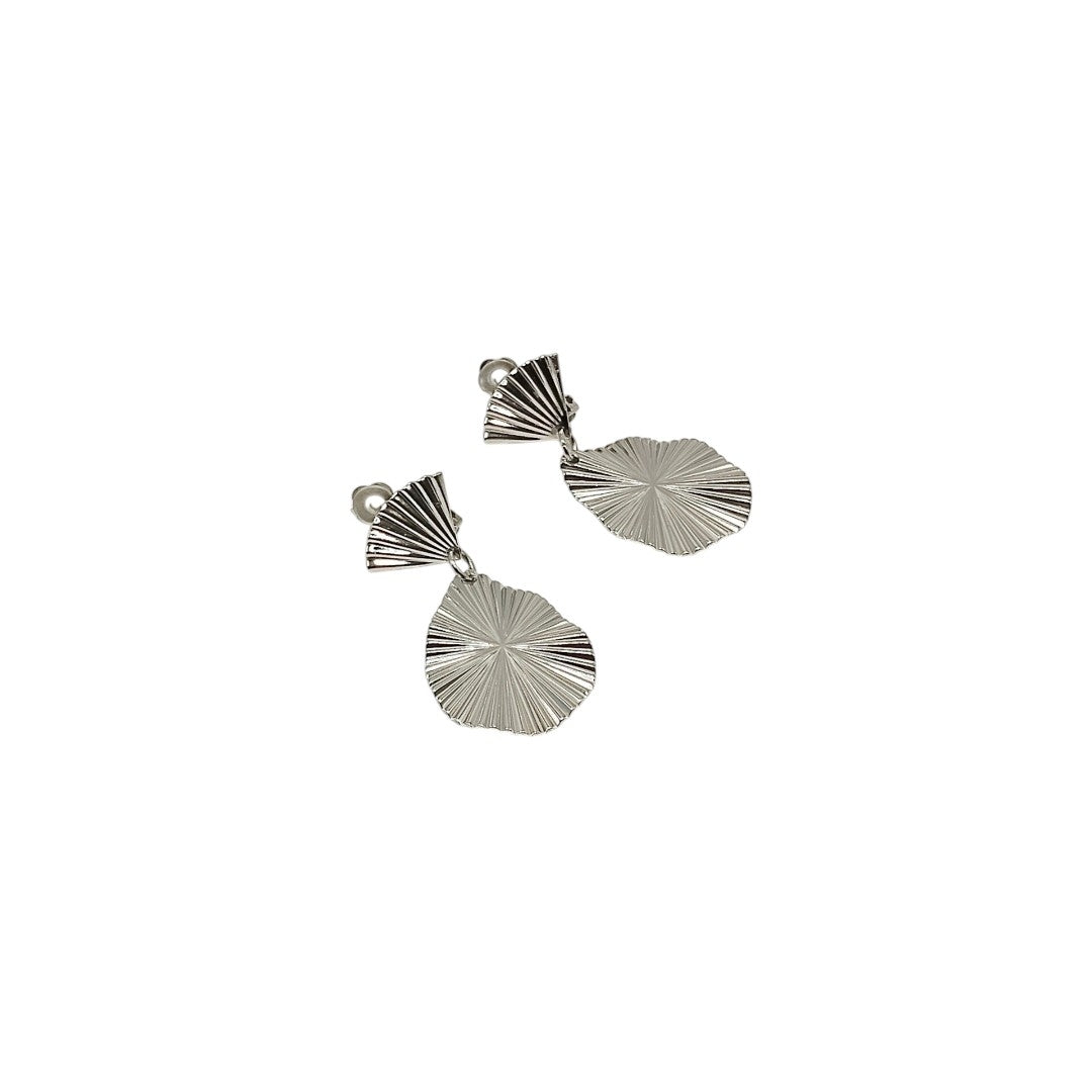 Félicie, les boucles d'oreilles gouttes argentées striées