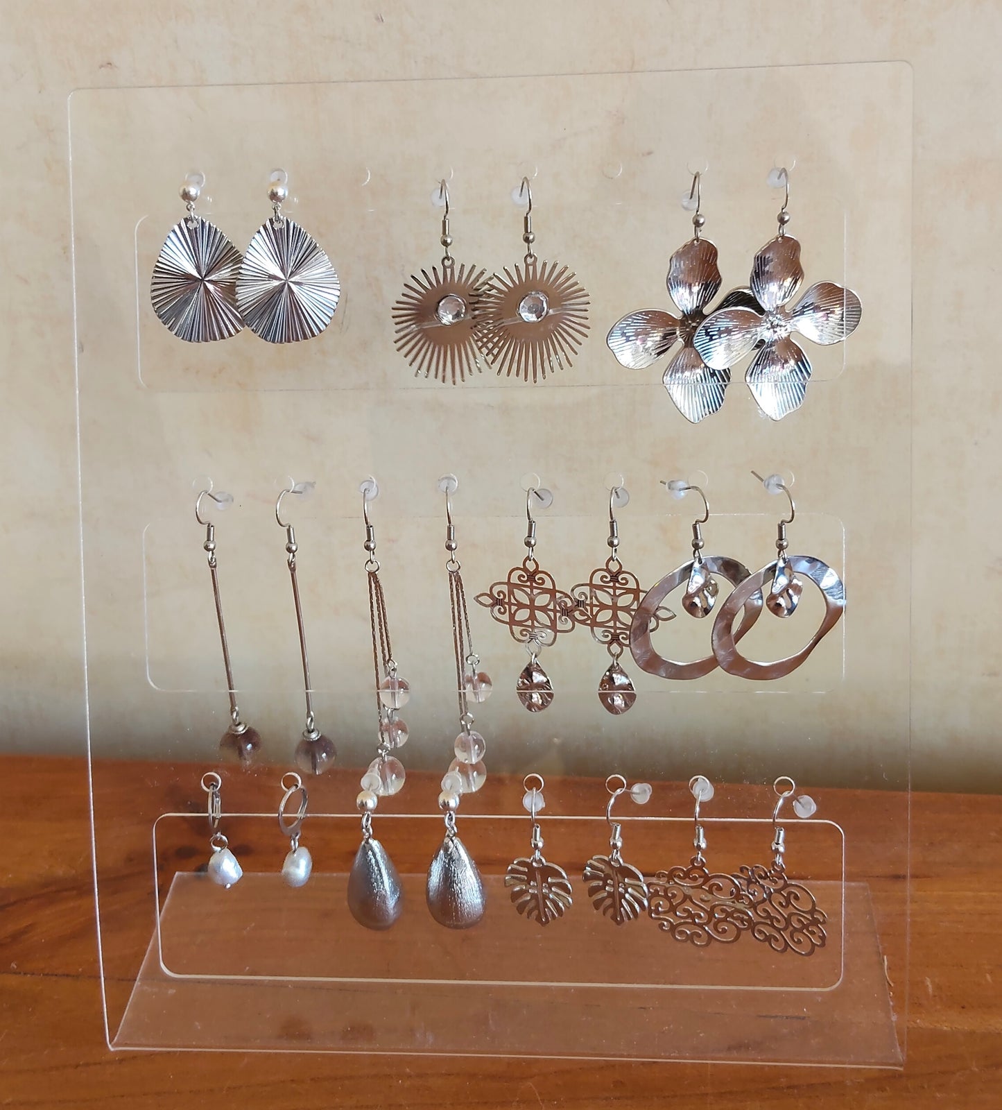 Félicie, les boucles d'oreilles gouttes argentées striées