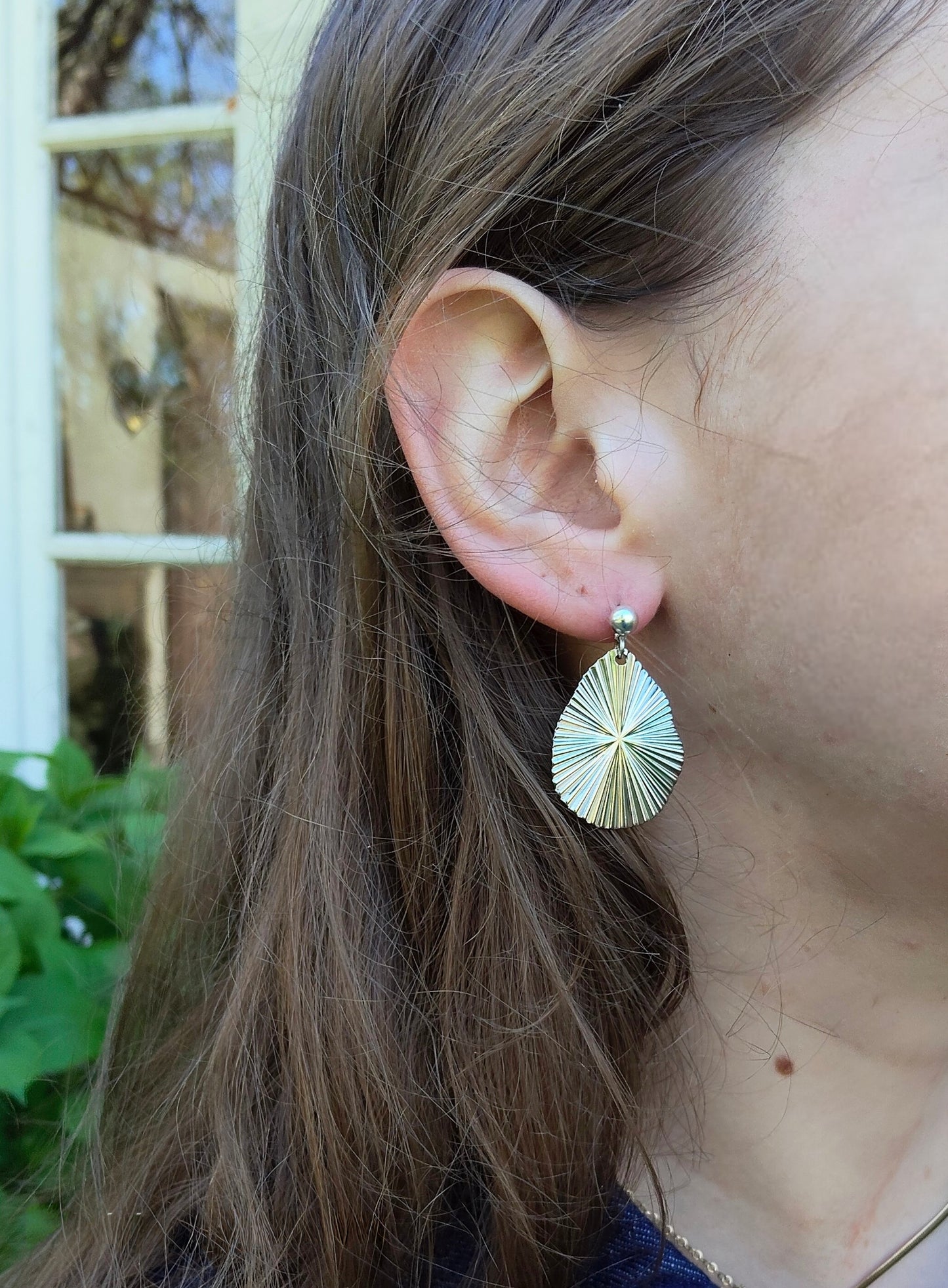 Félicie, les boucles d'oreilles gouttes argentées striées