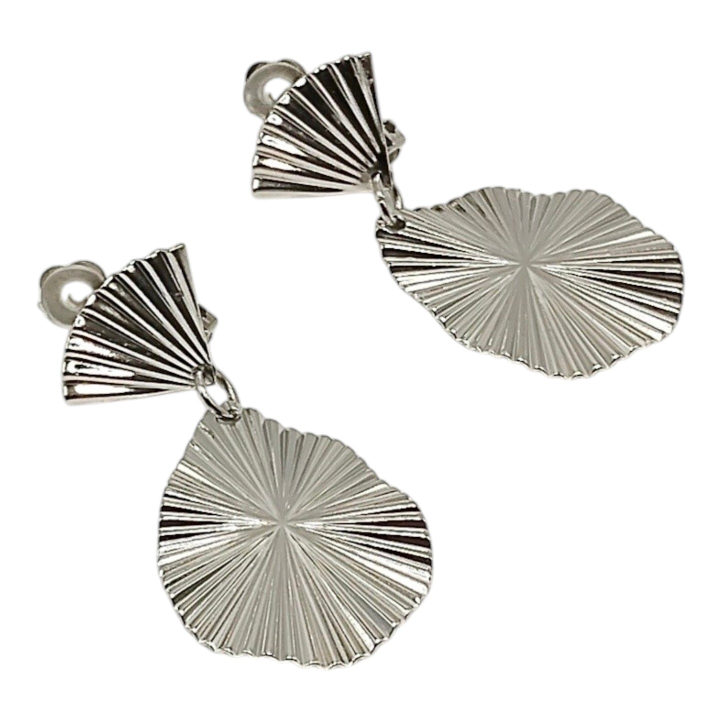 Félicie, les boucles d'oreilles clips gouttes éventails argentées striées