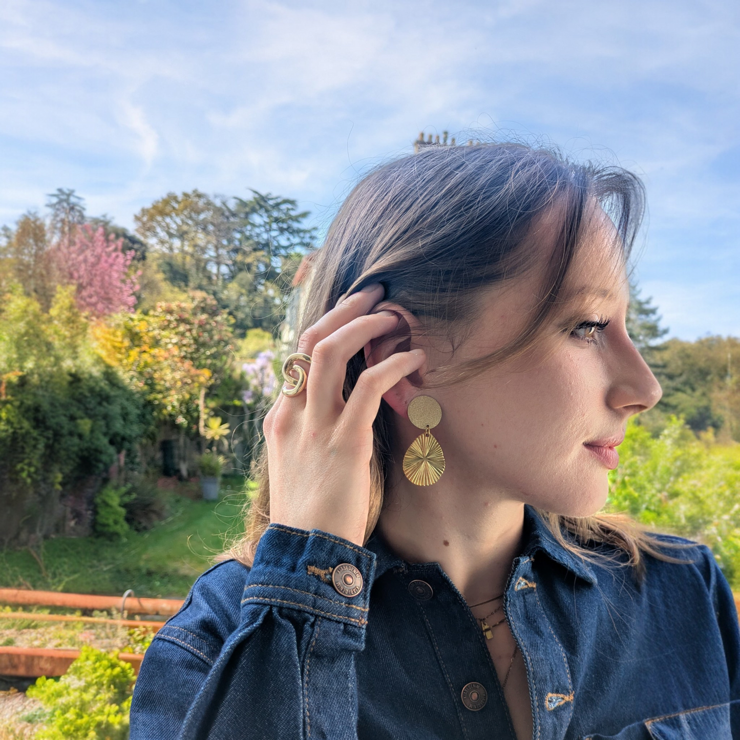 Félicie, les boucles d'oreilels clips gouttes froissées dorées or fn clips indolores 