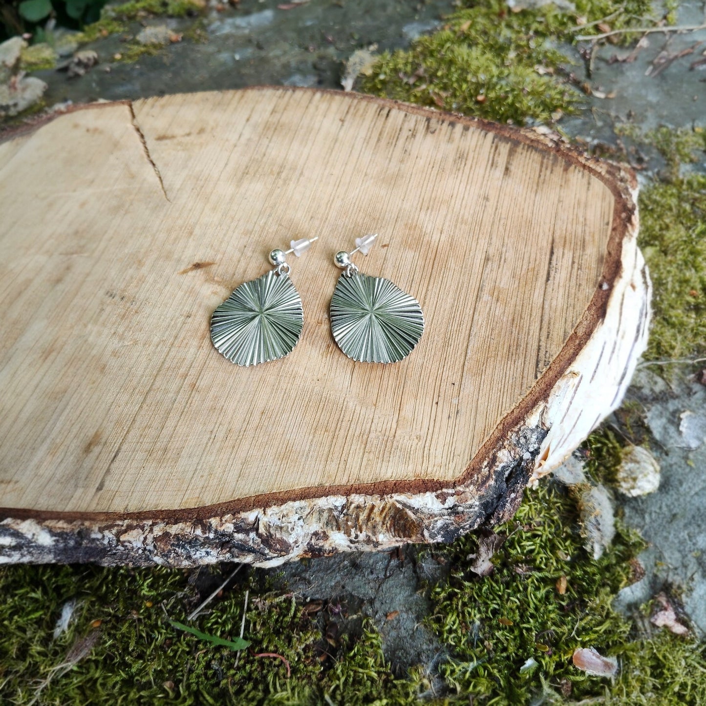 Félicie, les boucles d'oreilles puces gouttes argentées striées en acier inoxydable , également disponibles avec clips éventails