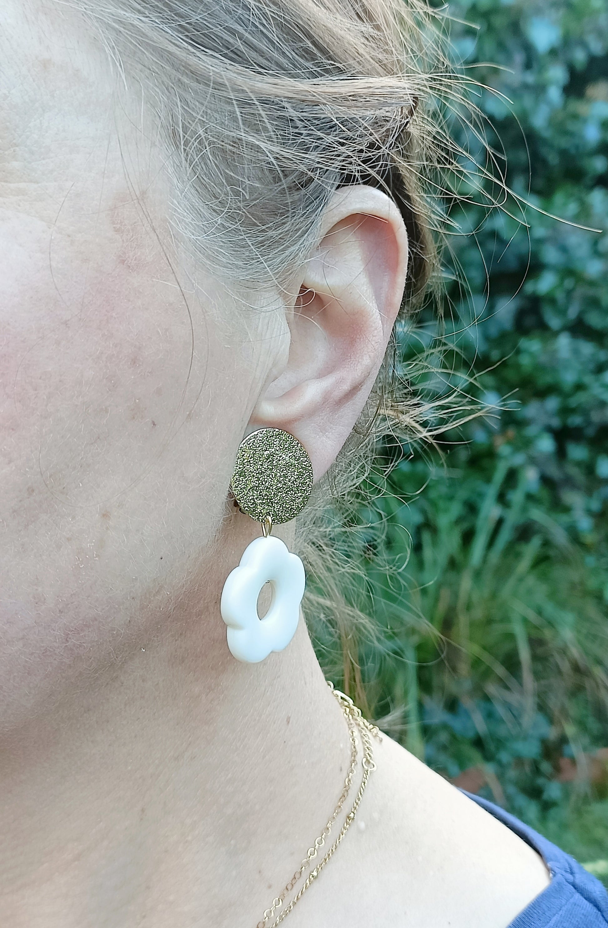Flora, les boucles d'oreilles clips dorés martelés et fleurs blanc cassé en acrylique 