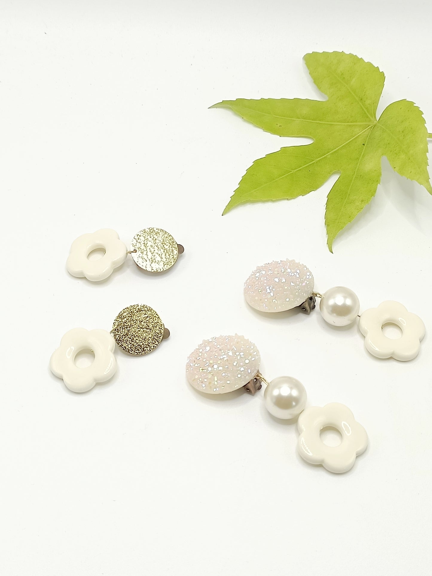 Flora, boucles d'oreilles clips fleurs blanc cassé en acrylique, petit ou grand modèle