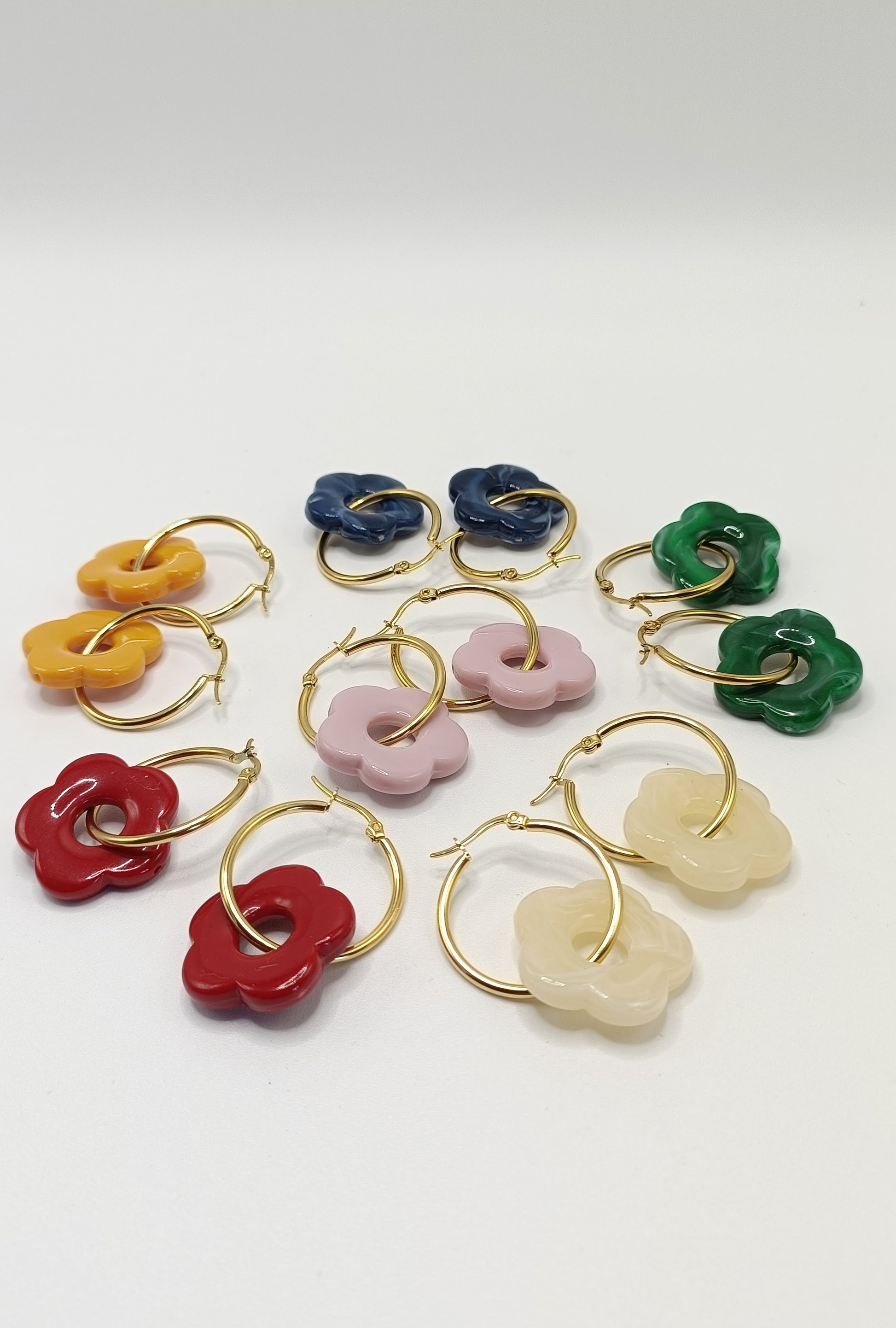 Flora, les grandes créoles 18K et fleurs vertes en acrylique