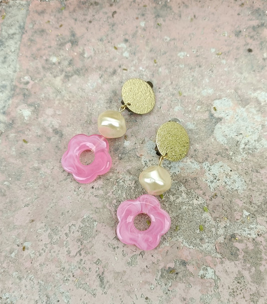 Flora, les grandes boucles d'oreilles clips fleurs roses et perles baroques