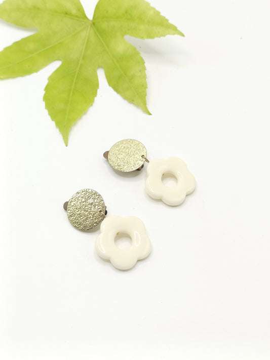 Flora, les boucles d'oreilles clips dorés martelés et fleurs blanc cassé en acrylique
