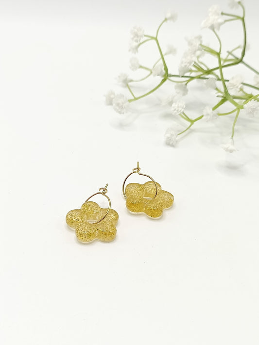 Flora, les petites créoles dorées en acier inoxydable et fleurs dorées pailletées en acrylique