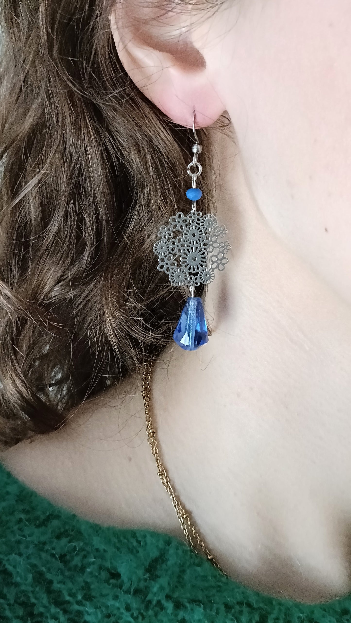 Flore, boucles d'oreilles argentées et bleu