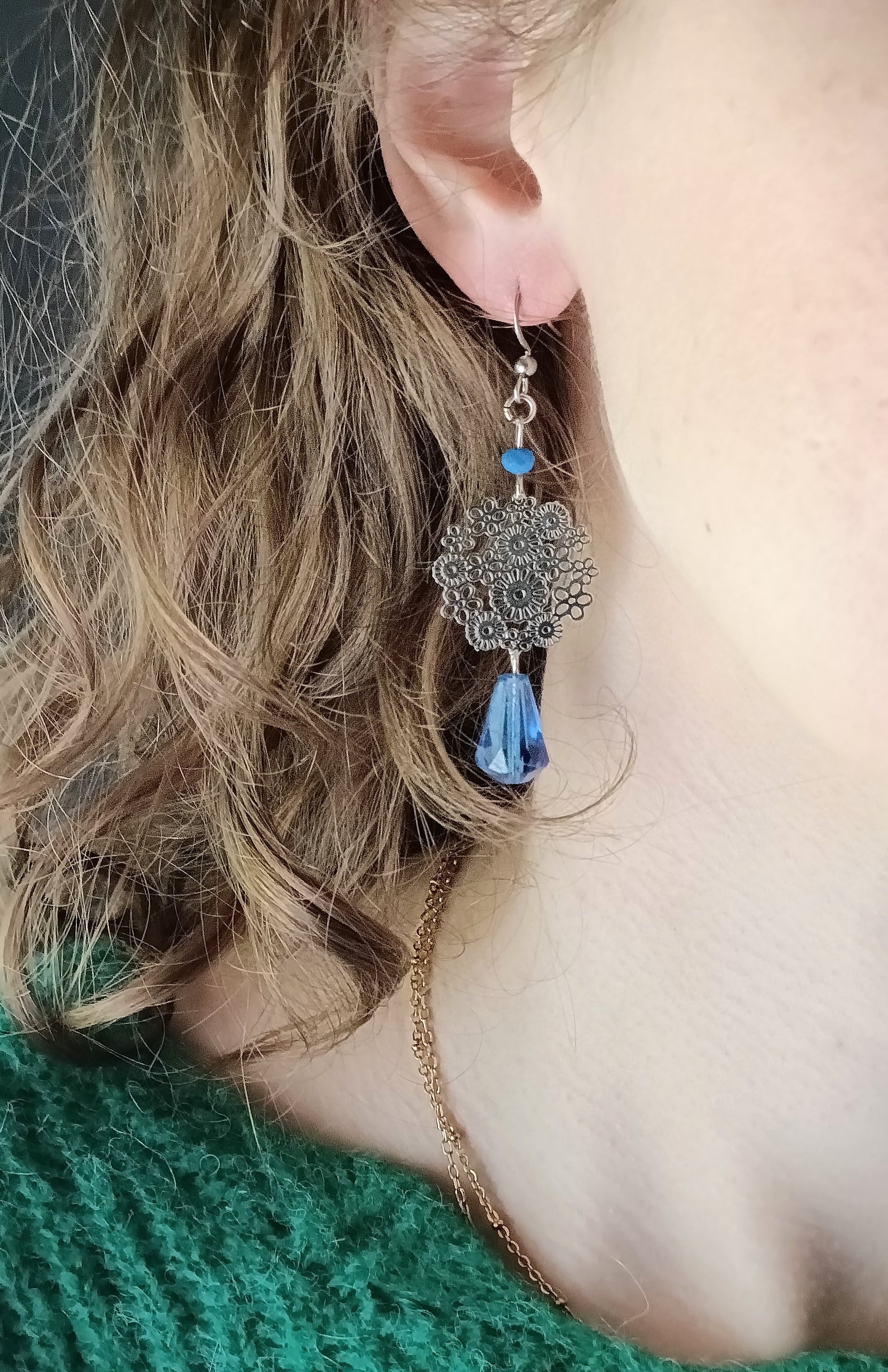 Flore, boucles d'oreilles argentées et bleu