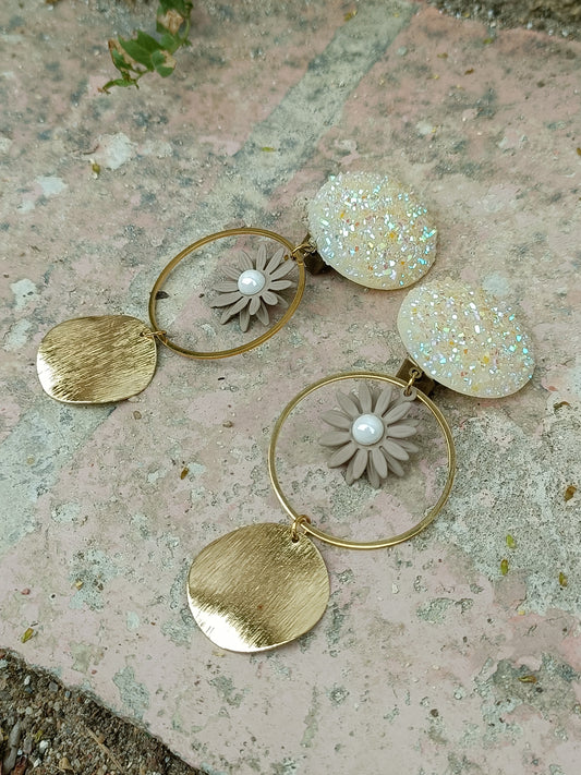 Grandes boucles d'oreilles clips indolores, dorées or fin et fleurs taupes