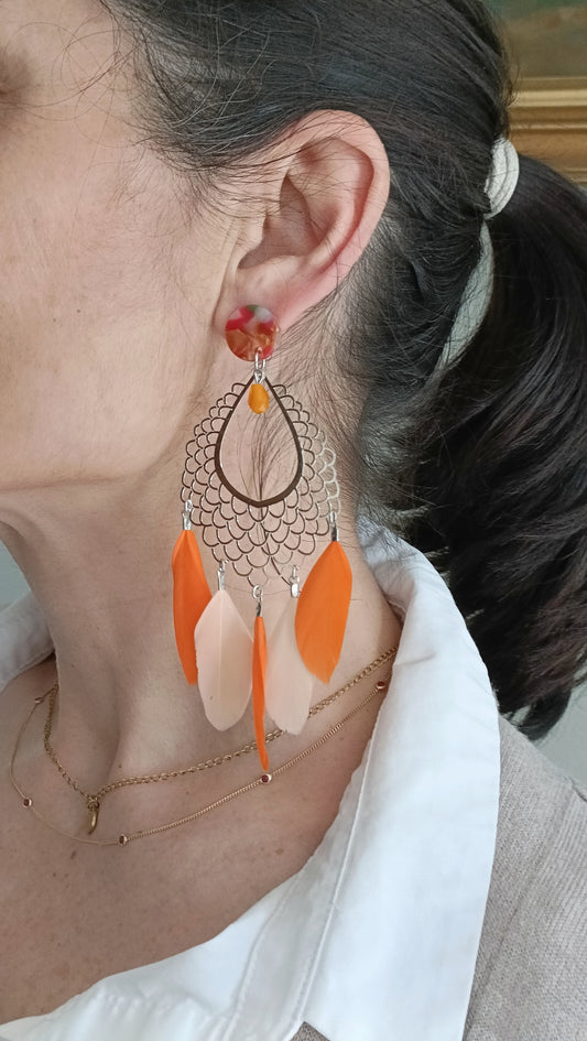 Grandes boucles d'oreilles argentées et plumes oranges et rose saumoné pâle