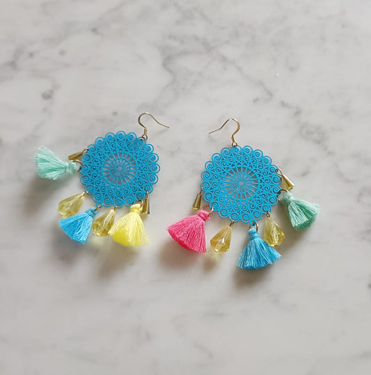 Grandes boucles d'oreilles rondes turquoises avec pompons colorés, jaunes, turquoise, rose vif, vert d'eau et perles gouttes jaunes clair facettées
