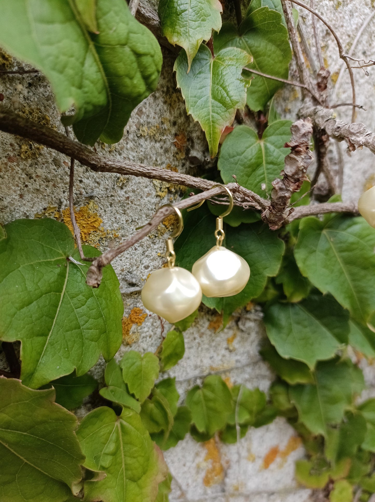 Hombeline, les boucles d'oreilles perles baroques en verre percées ou clips