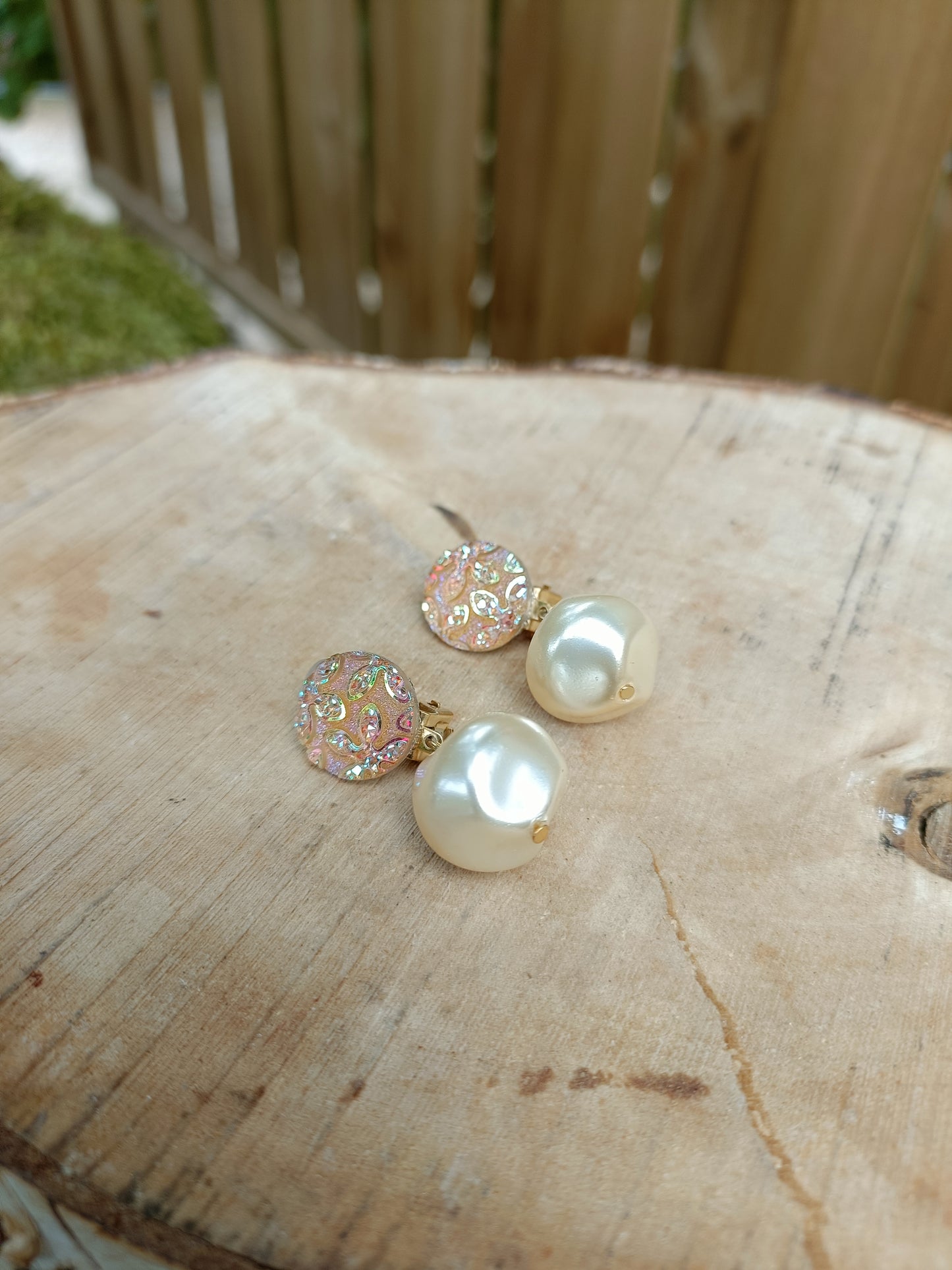 Hombeline, les boucles d'oreilles clips perles baroques