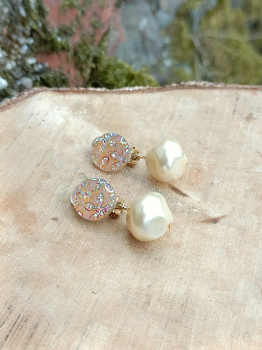 Hombeline, petites boucles d'oreilles clips irisées et saumonées, style floral et perles baroques en verre 