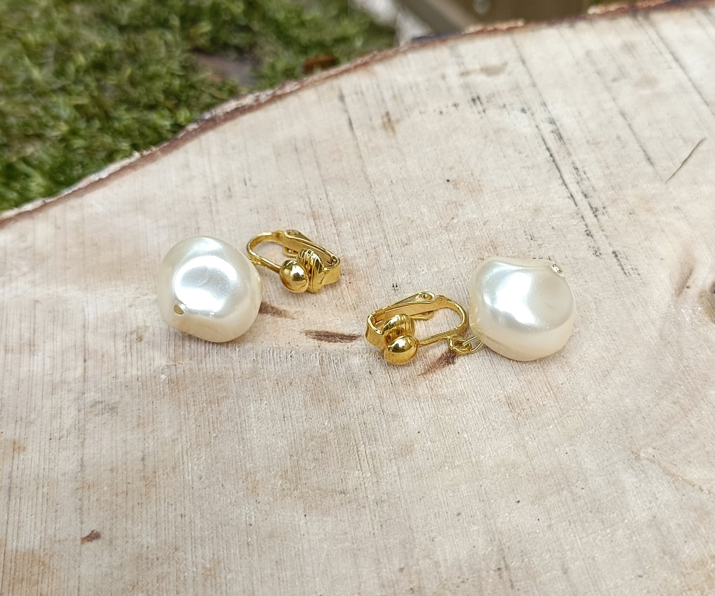 Hombeline, les boucles d'oreilles clips simples perles baroques en verre 