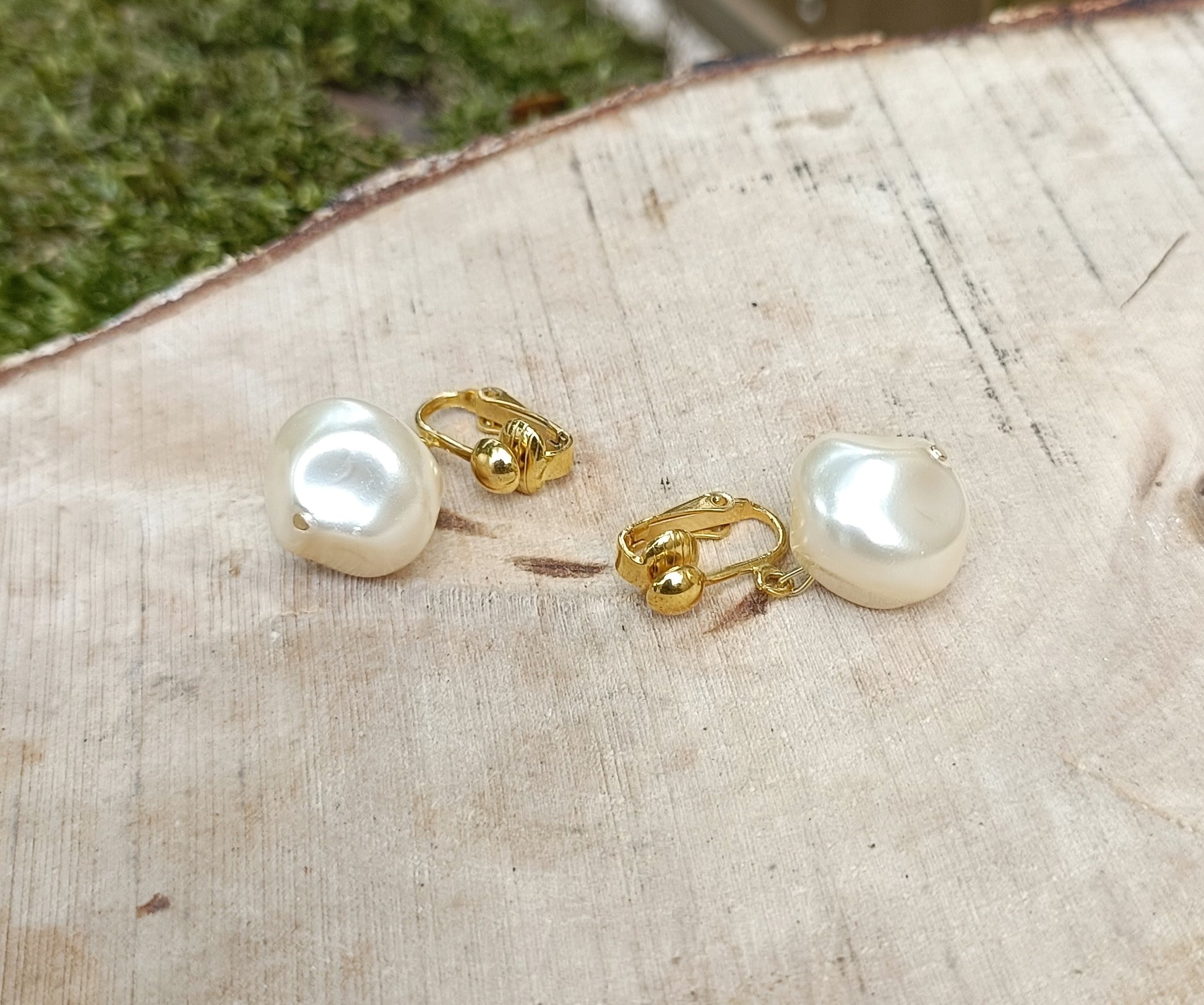 Hombeline, les boucles d'oreilles clips simples perles baroques en verre 