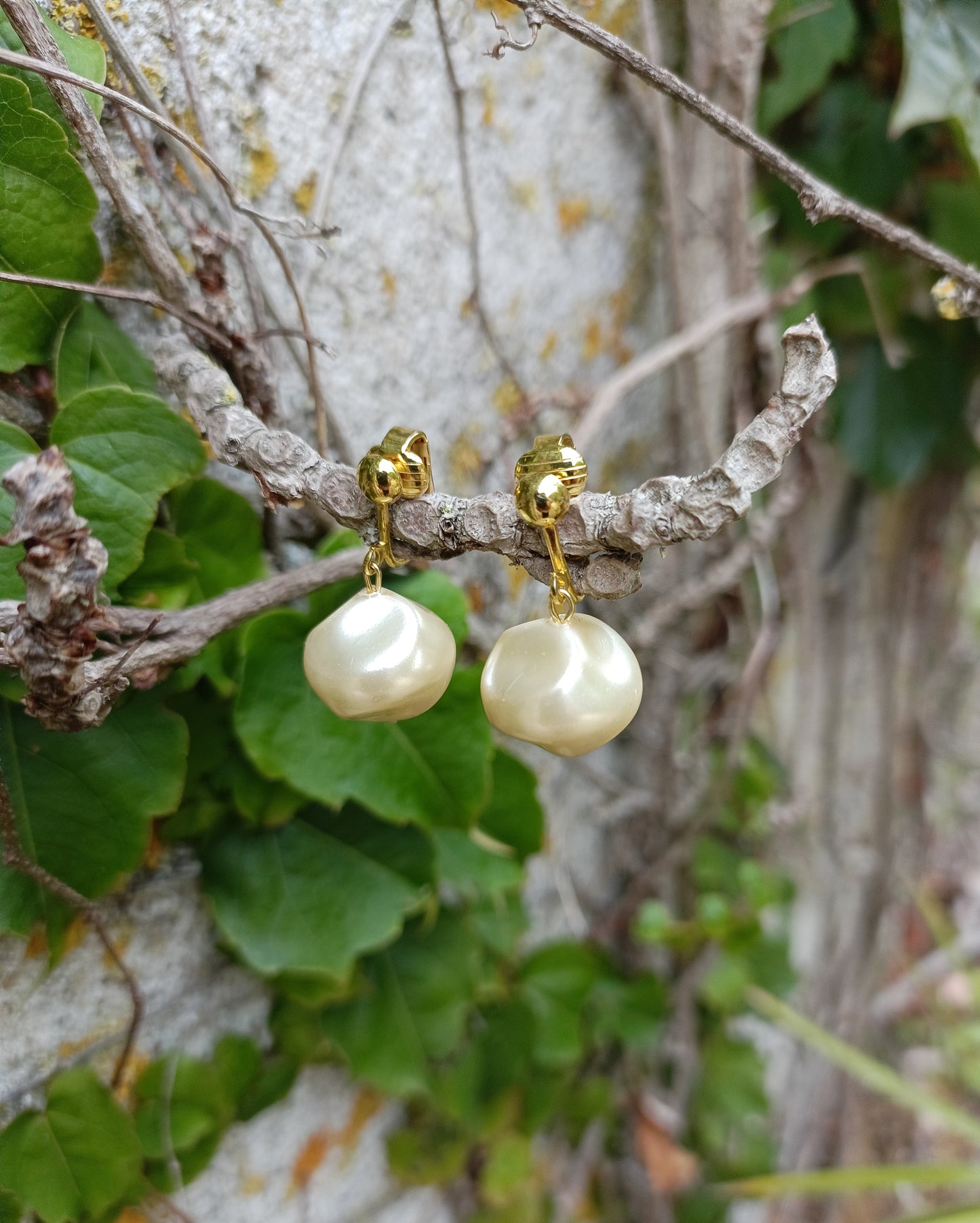 Hombeline, les boucles d'oreilles perles baroques percées ou clips