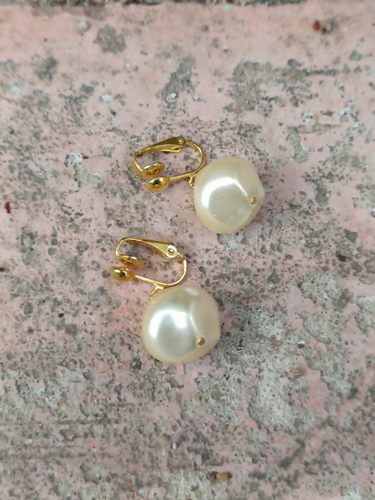 Hombeline, les boucles d'oreilles perles baroques percées ou clips
