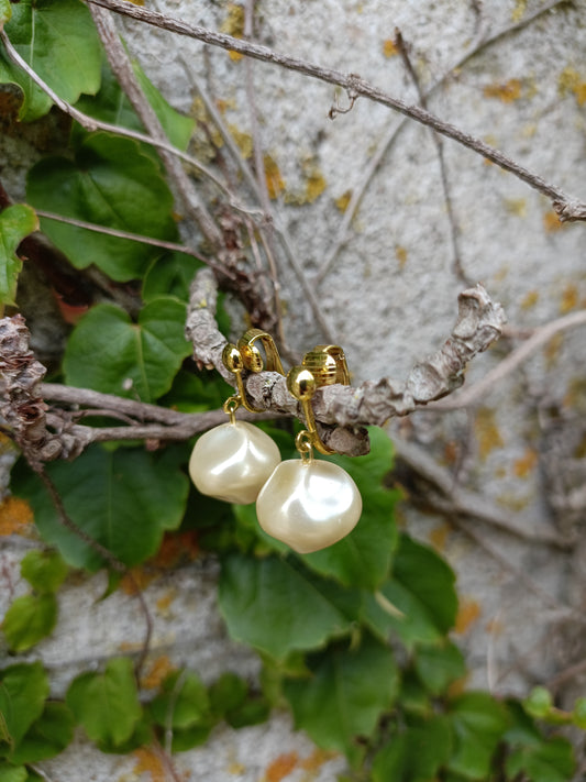 Hombeline, les boucles d'oreilles perles baroques percées ou clips