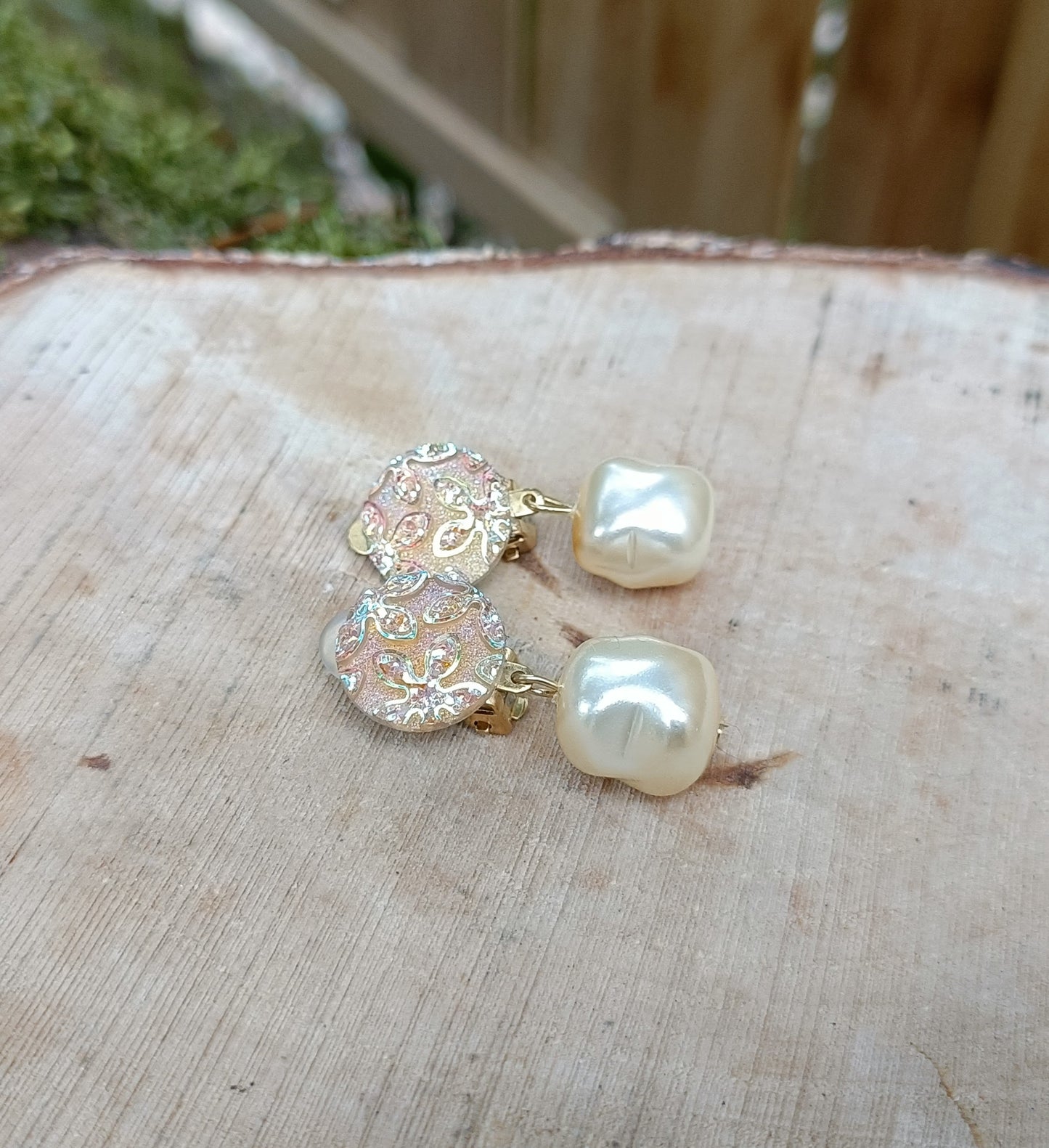 Hombeline, les petites boucles d'oreilles clips et perles baroques