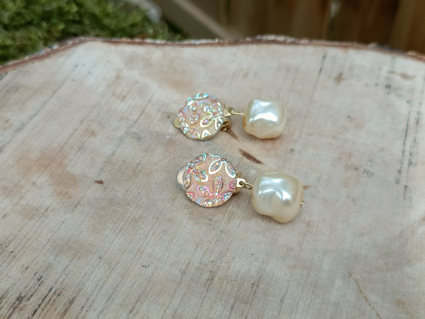 Hombeline, les petites boucles d'oreilles clips et perles baroques