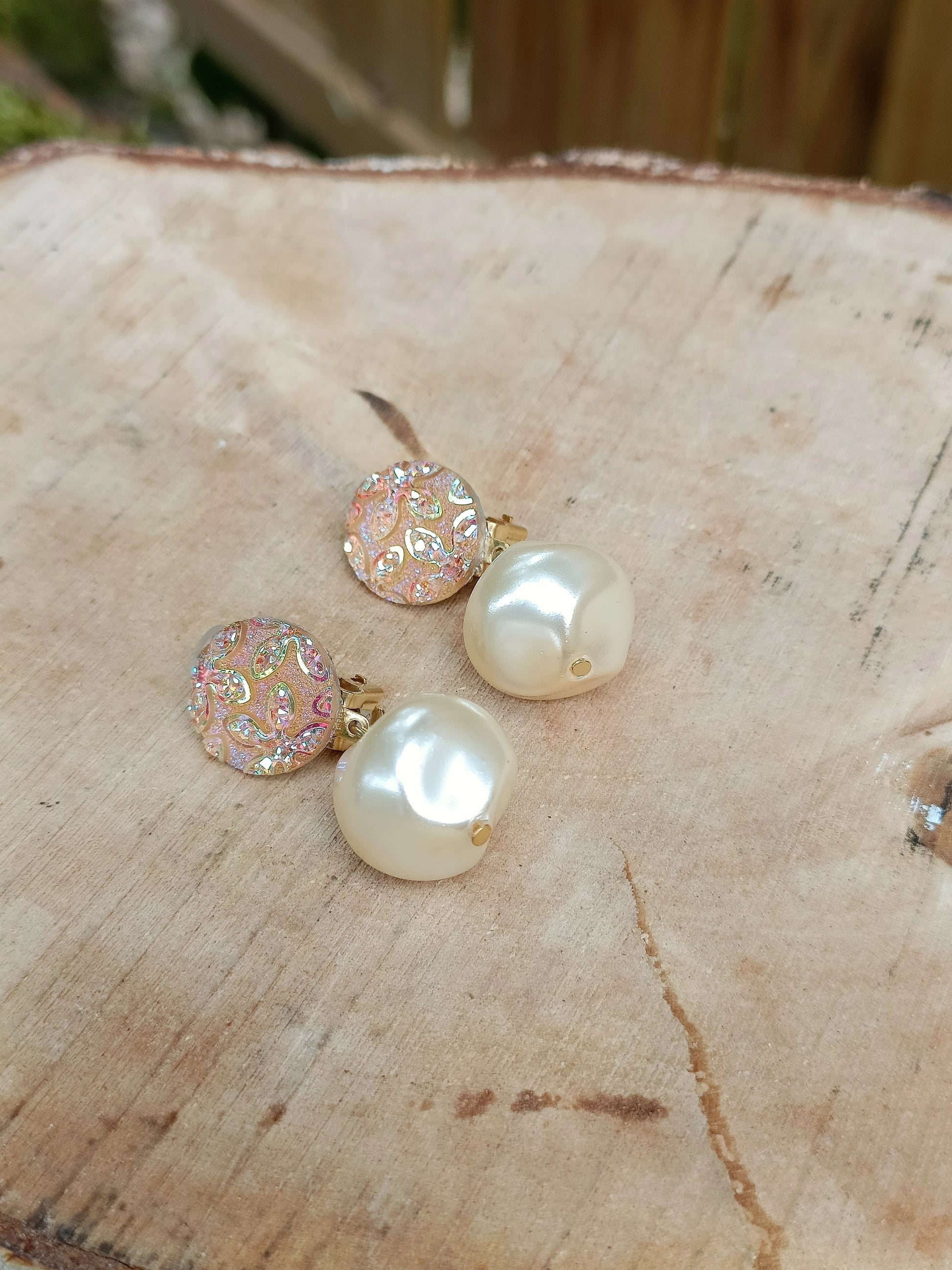 Hombeline, petites boucles d'oreilles clips irisés et saumonés , motif floral et perles baroques