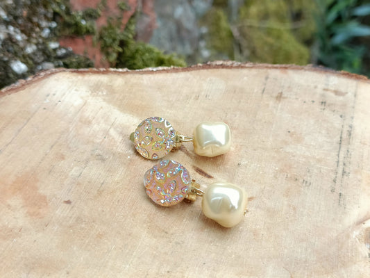 Hombeline, les petites boucles d'oreilles clips irisés saumonés, style floral  et perles baroques en verre