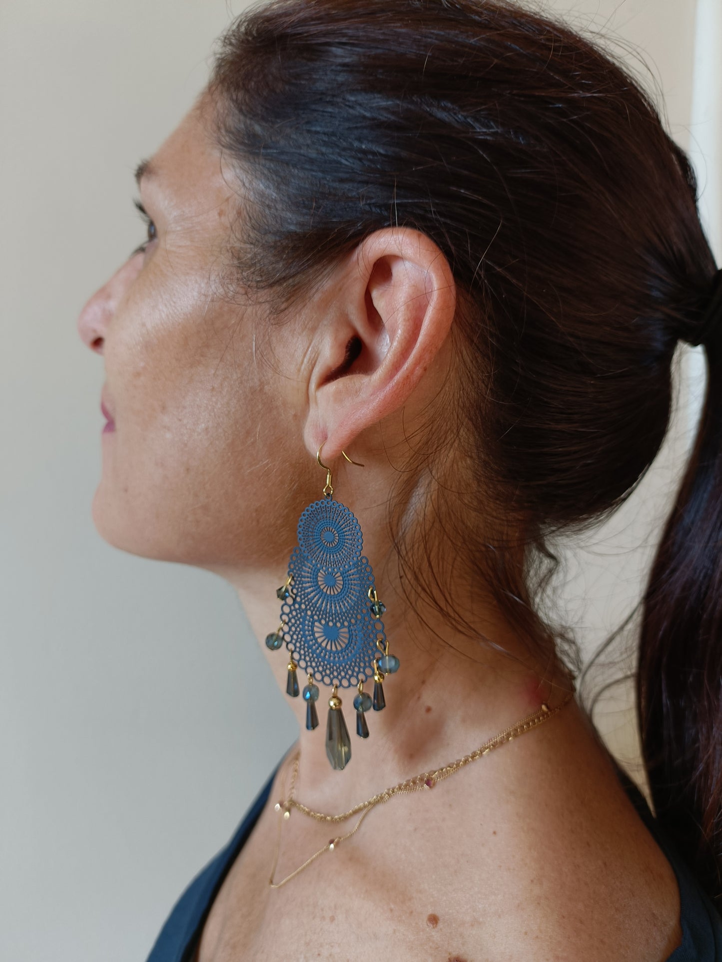 Grandes boucles d'oreilles estampes ciselées bleu marine avec perles cristal, en percées ou clips